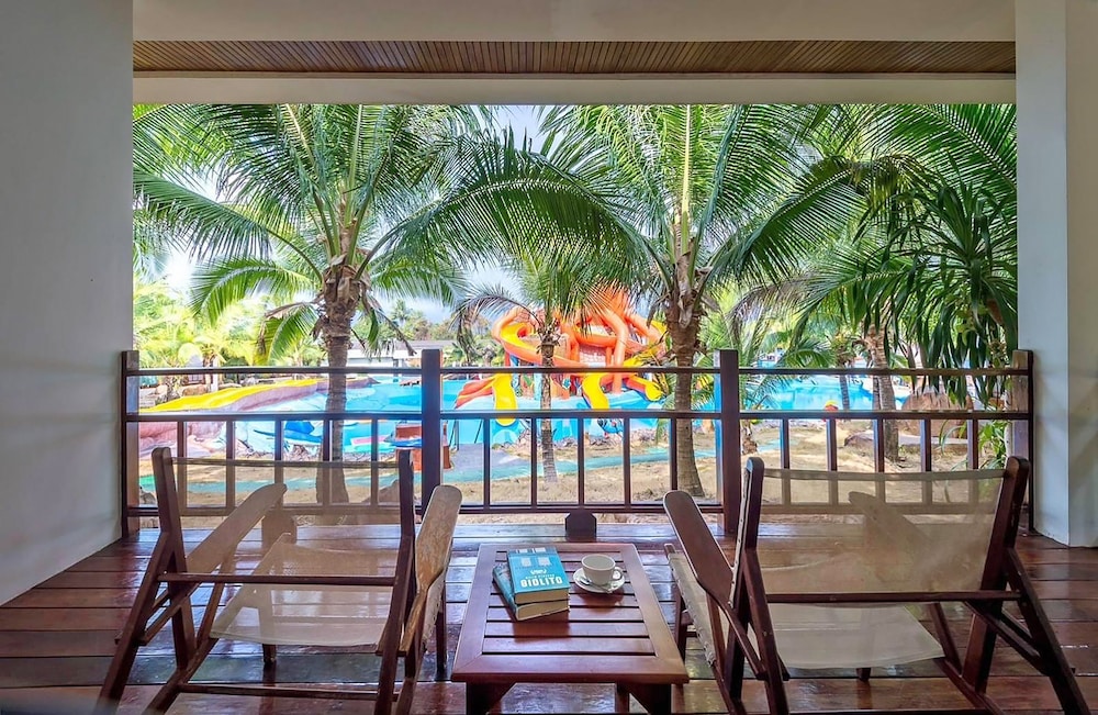Deluxe Pool View - Photo 5