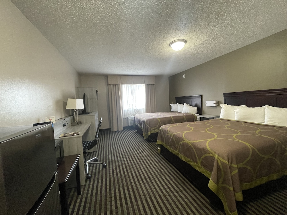 Basic Double Room, 2 Queen Beds, Refrigerator & Microwave - Photo 1