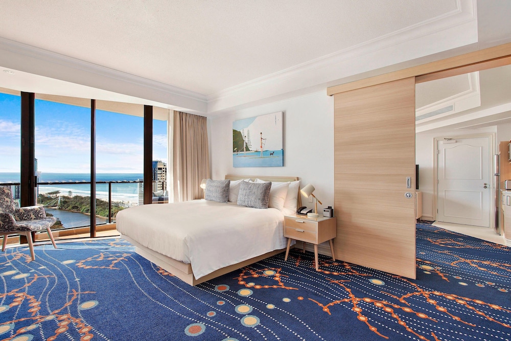 One Bedroom Suite with Balcony (Non Smoking) photo 3