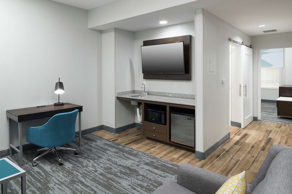 Suite, 1 King Bed, Accessible, Non Smoking - Photo 3