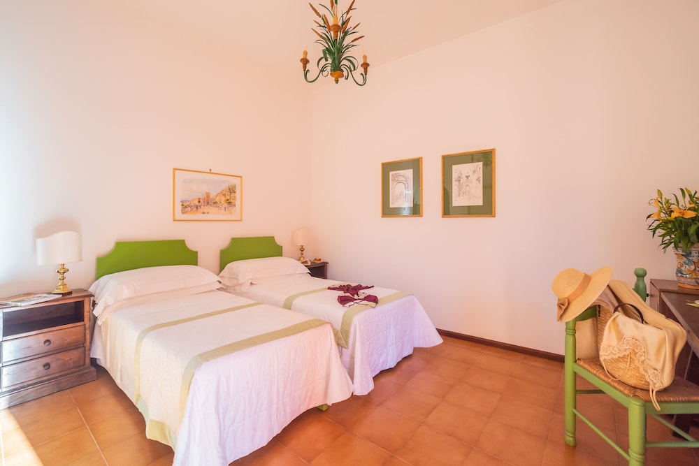 Classic Double or Twin Room - Photo 10