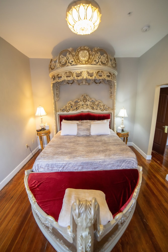 Presidential Room, 1 King Bed, Jetted Tub, City View (Balcony) Second floor