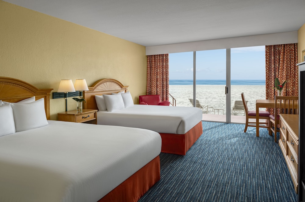 Beachfront w/ Patio 2 Queen Beds