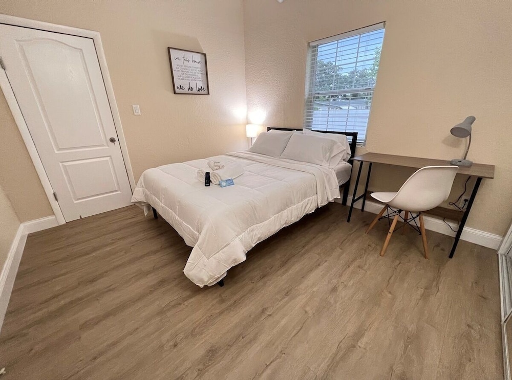 Double Room, Shared Bathroom (Room 2)