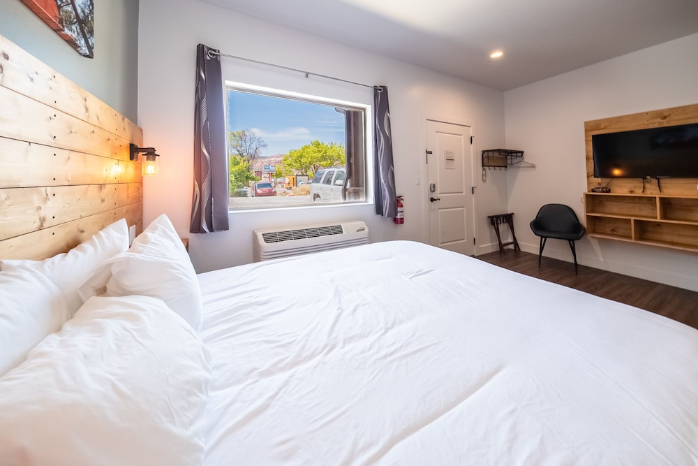 Signature Studio, 1 King Bed photo 3