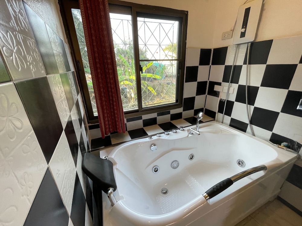 Deluxe Room, 1 King Bed, Bathtub, Ground Floor photo 2
