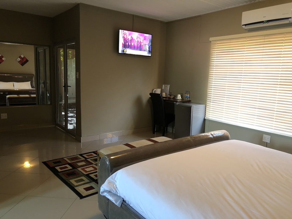 Executive Room, 1 King Bed, Non Smoking, Refrigerator photo 3