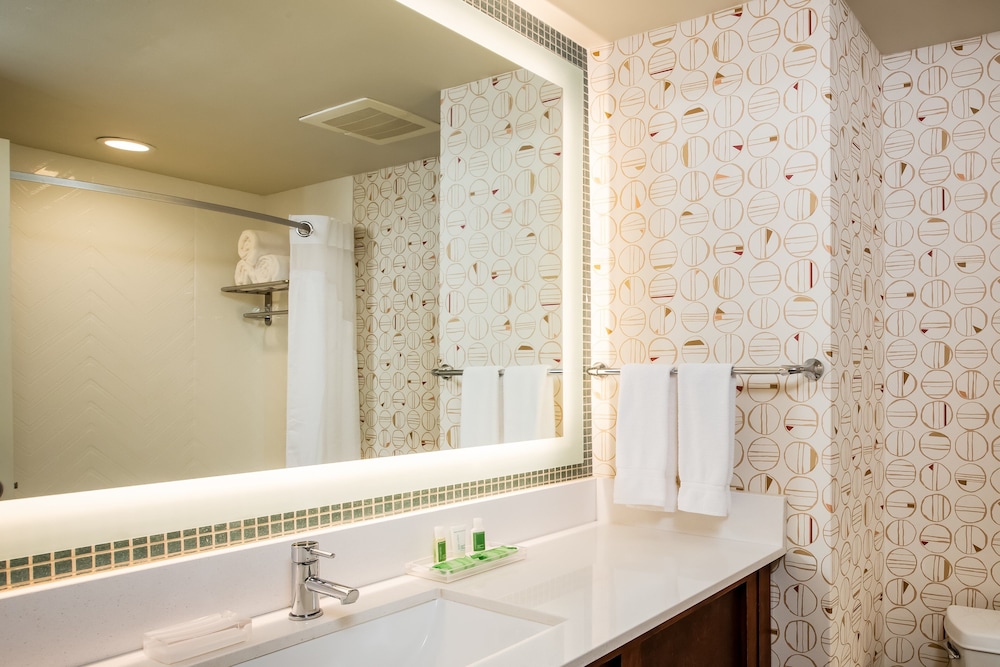 Standard Room, 1 King Bed (Walk-In Shower) - Photo 11