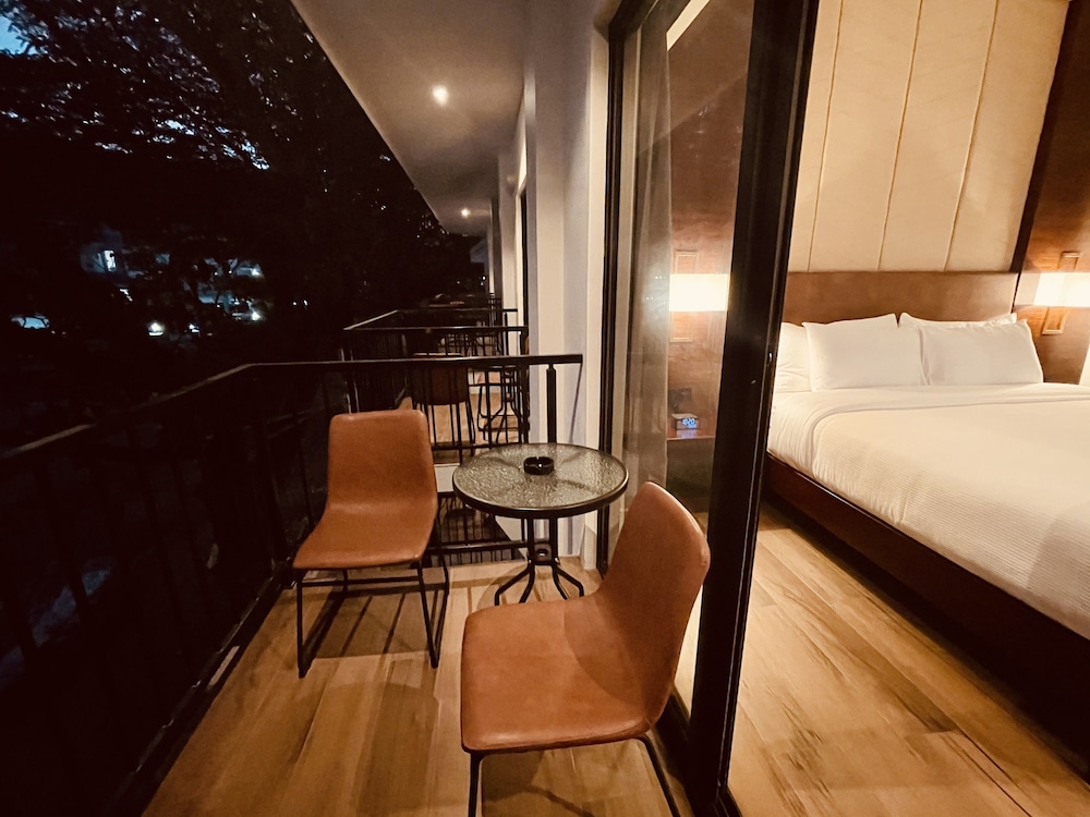 Superior Double Room, 1 King Bed, Balcony photo 3