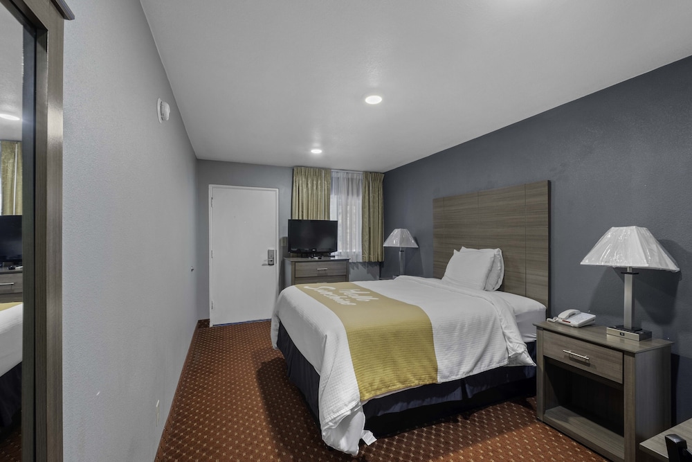 Classic Room, 1 Queen Bed photo 3