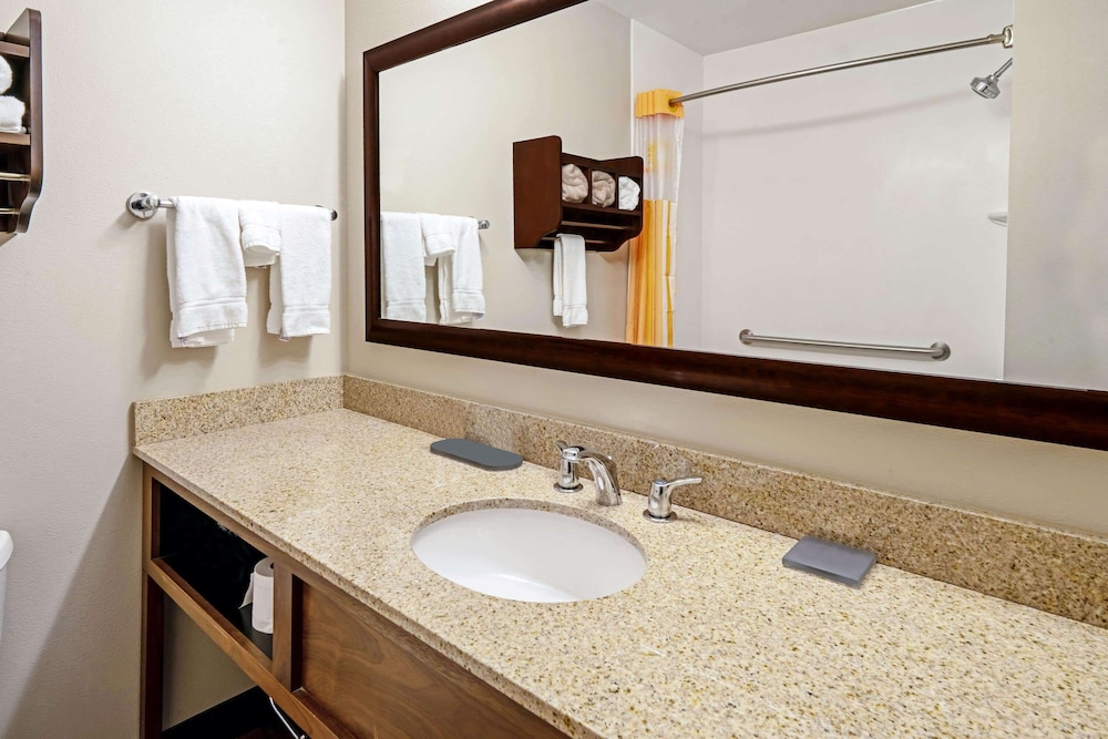Deluxe Suite, 1 King Bed, Non Smoking (City/Mountain View) - Photo 4