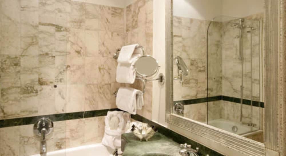 Deluxe Double or Twin Room - Photo 12