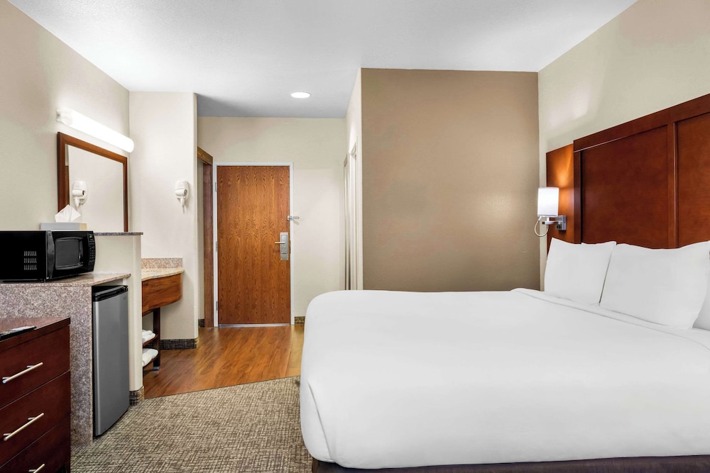Room, 1 King Bed, Non Smoking - Photo 3