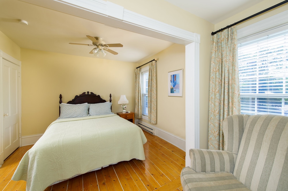 Standard Room, 1 Queen Bed photo 2