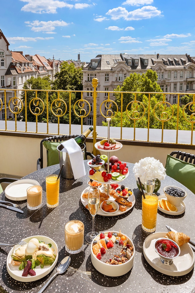 Suite, 1 King Bed, Balcony