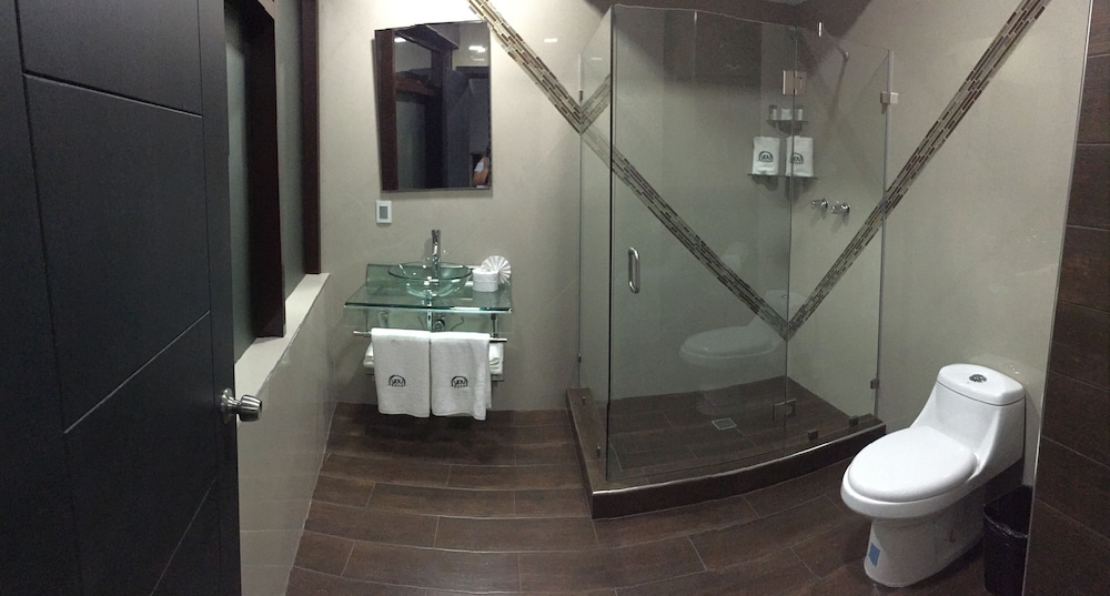 Deluxe Room, 1 Queen Bed photo 3
