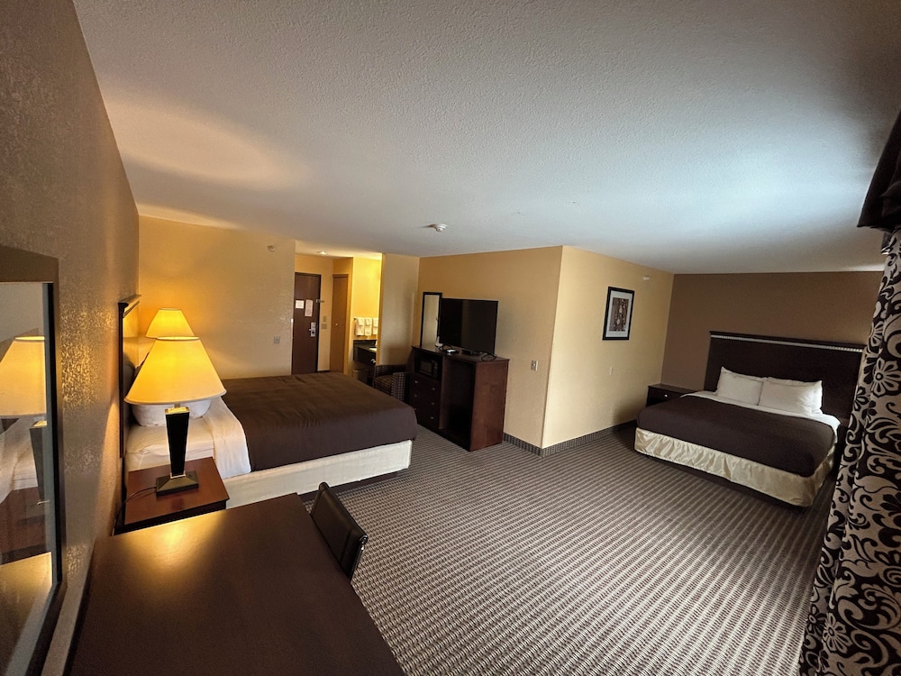 Room, Multiple Beds, Non Smoking (Upgrade) photo 3