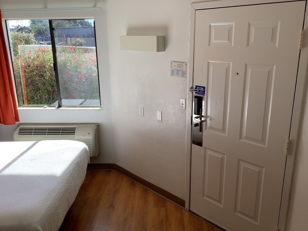 Deluxe Room, 1 Queen Bed, Non Smoking, Refrigerator
