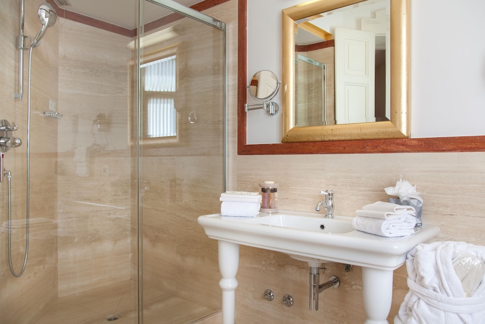 Deluxe Double or Twin Room - Photo 19
