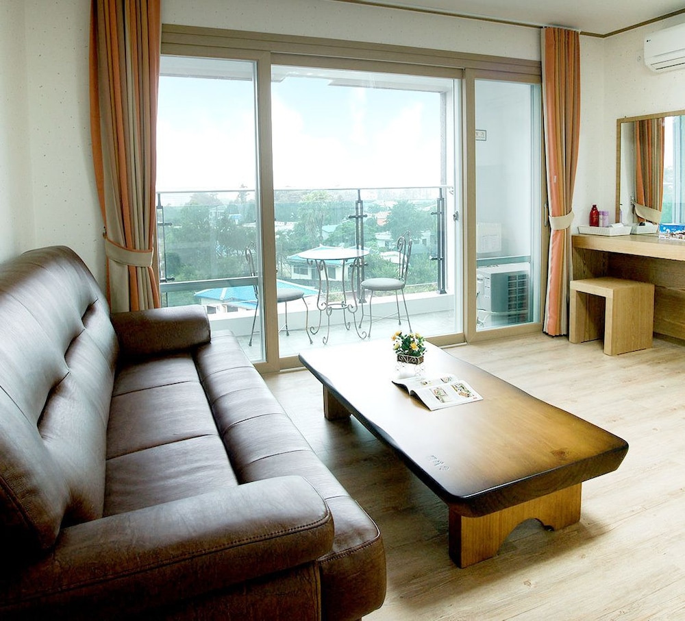 Family Room, 1 Bedroom, Kitchen