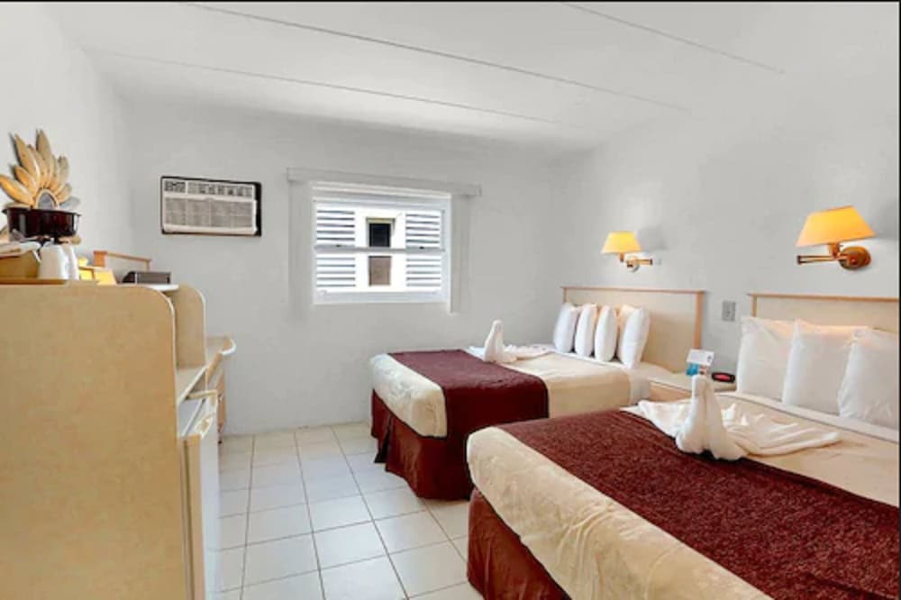 Basic Single Room, 2 Double Beds, Refrigerator & Microwave (Type H, Building 2 - Small Basic Unit) photo 1