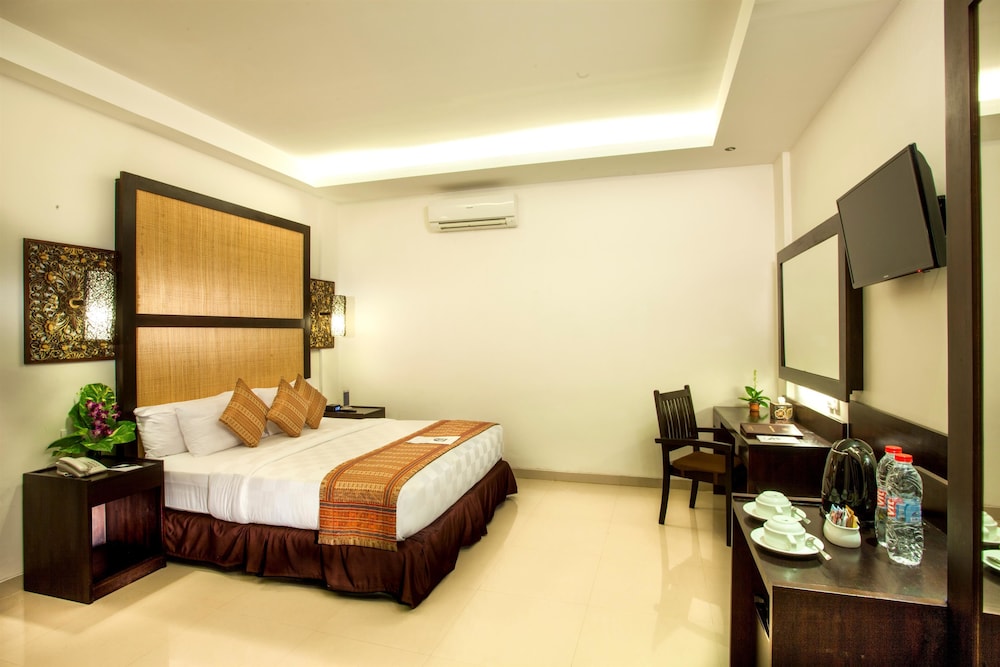 Deluxe Room, 1 Queen Bed, Smoking, Bathtub photo 1