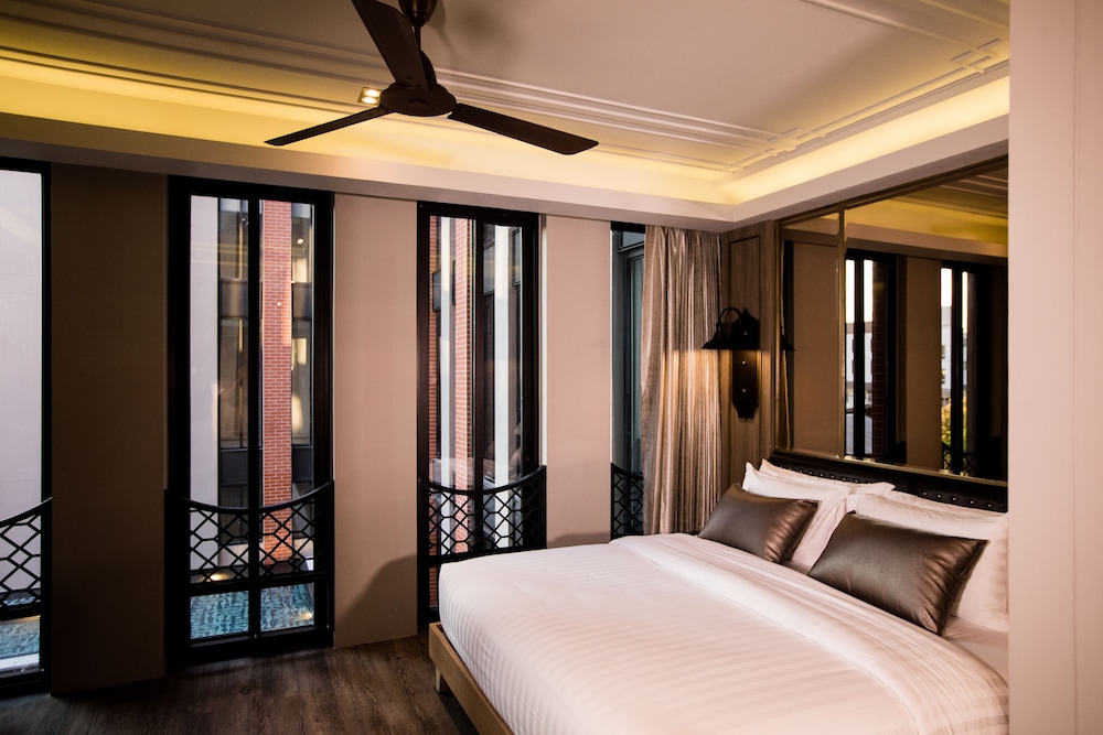Deluxe Room with Pool View
