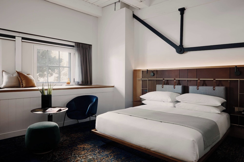 Room, 1 King Bed (View) thumbnail 6