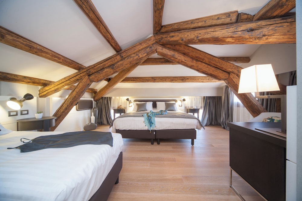 Deluxe Double/Triple Room - Photo 1
