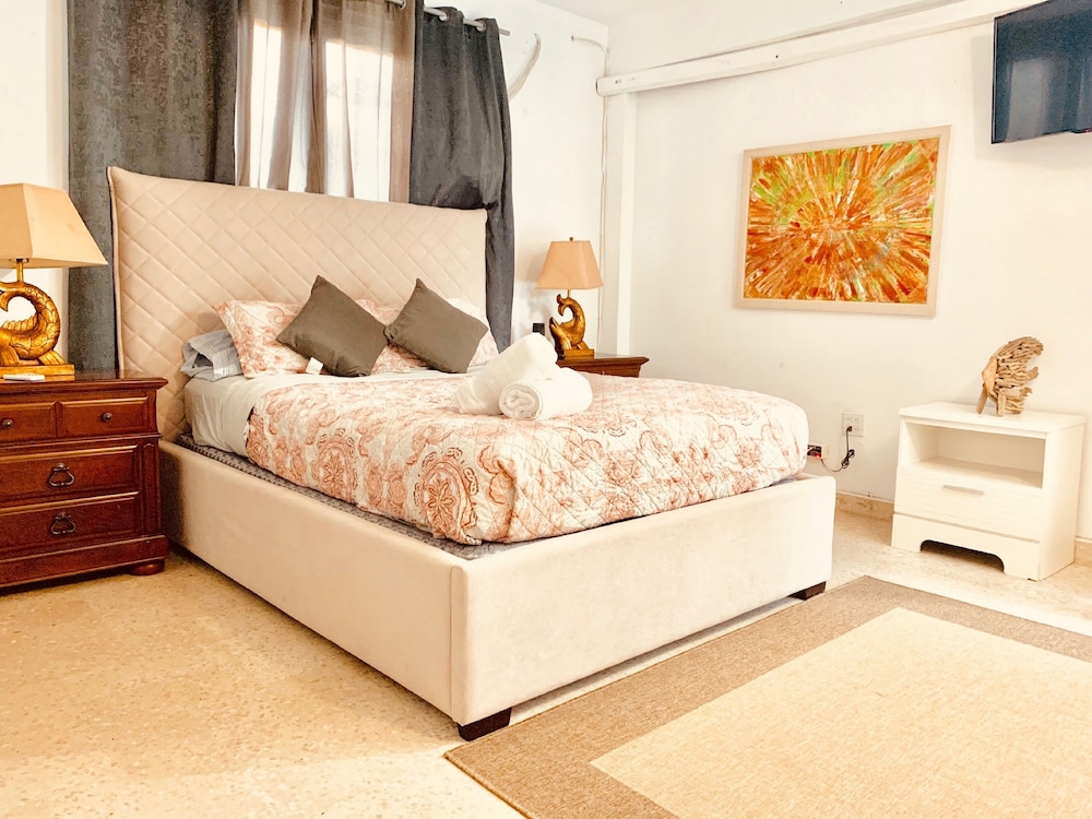VA 1b Interior Facility Budget Villa / Kitchen / Queen Size Bed, Ocean Front Property