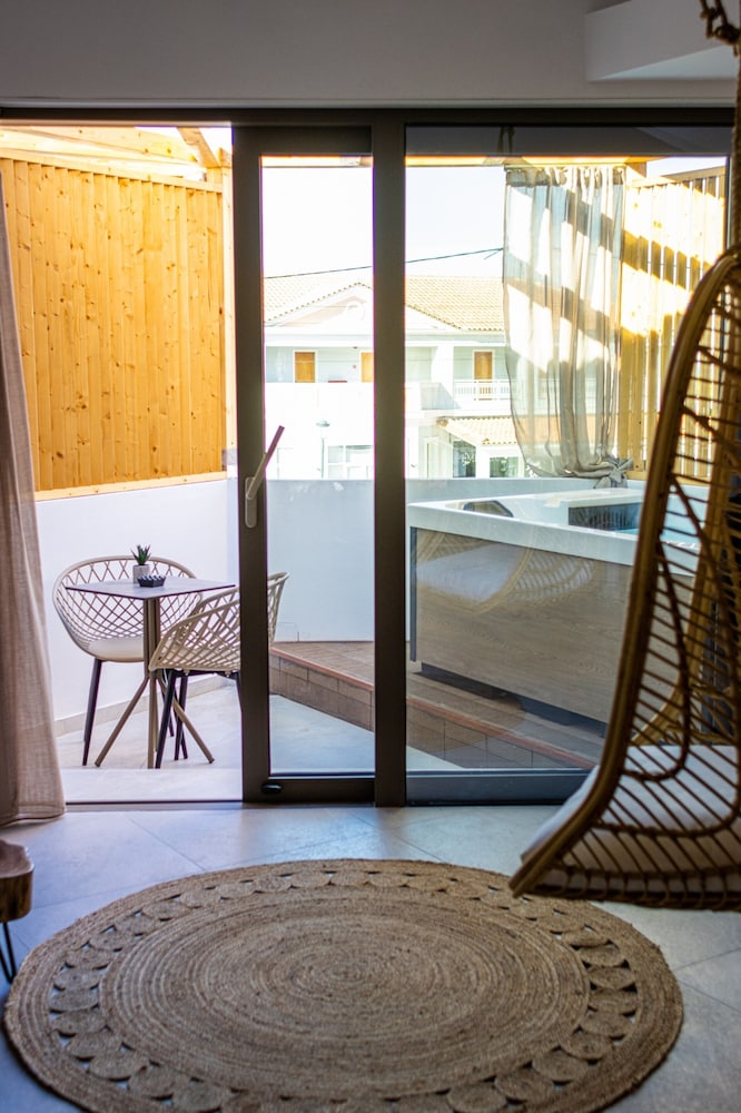 Suite, Hot Tub - Photo 13