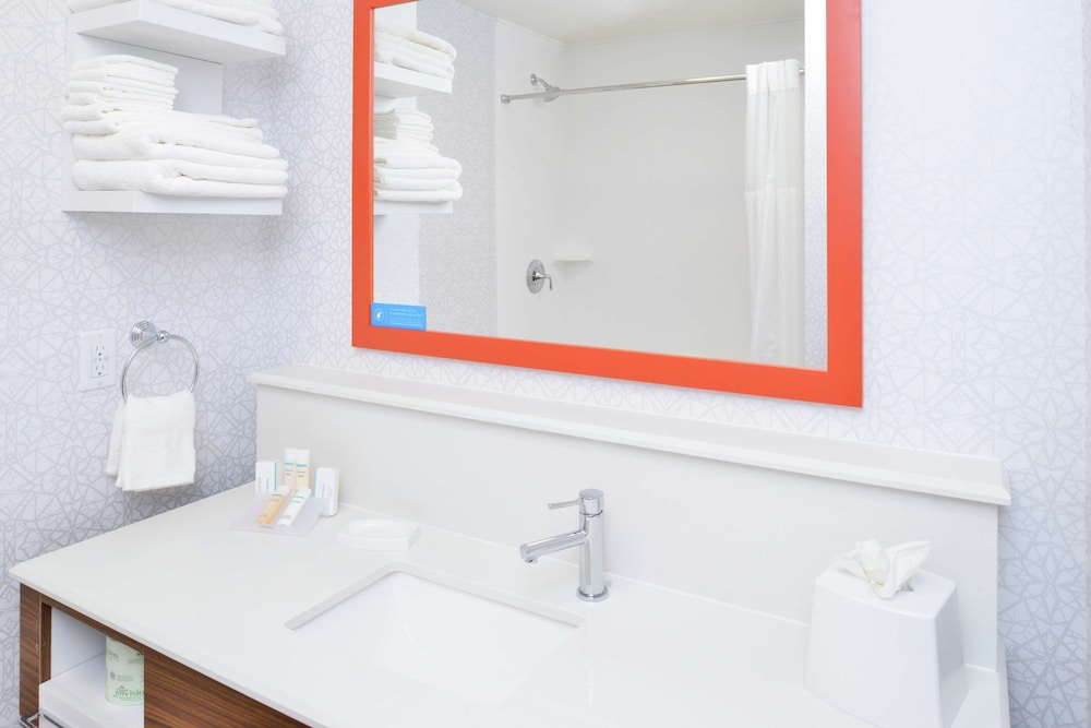 Room, 2 Queen Beds, Accessible, Bathtub - Photo 8