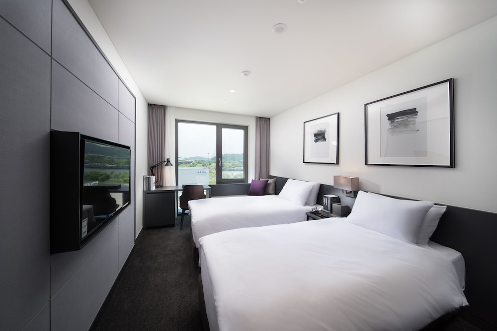 Premier Twin Room (Pool not included) photo 1