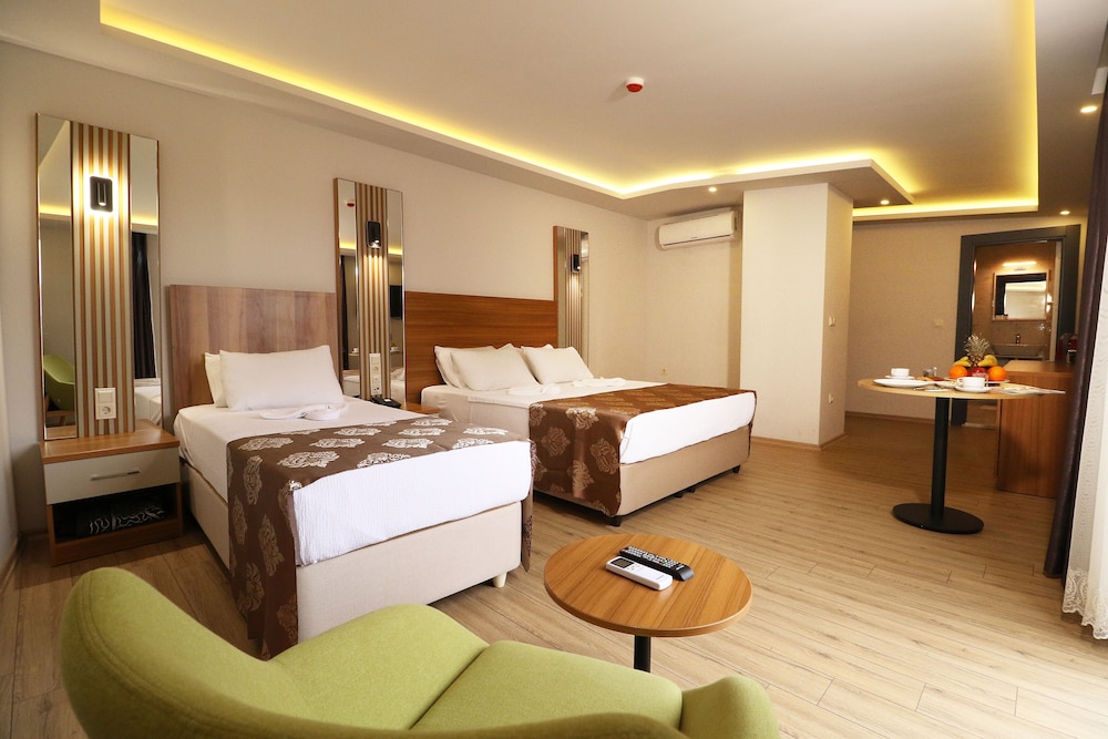 Deluxe Triple Room photo 3