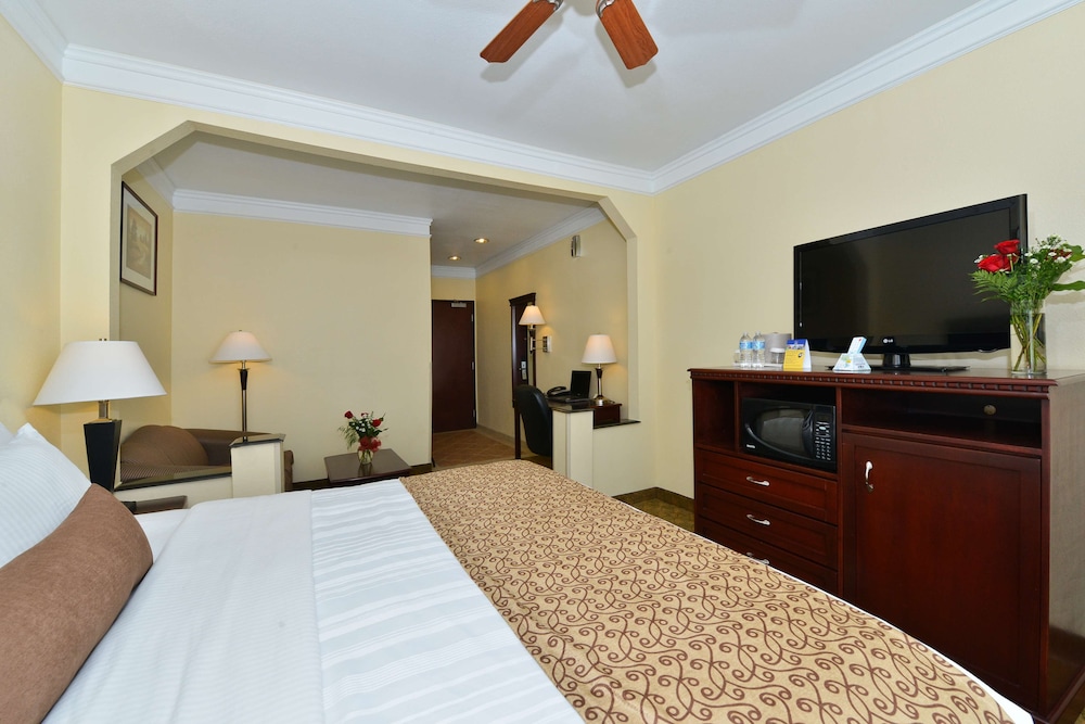 Standard Room, 1 King Bed, Accessible, Refrigerator & Microwave