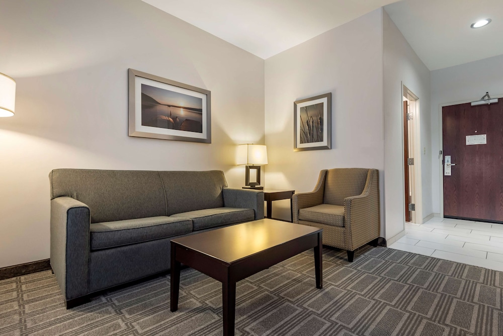 Suite, 2 Queen Beds, Accessible, Bathtub (with Sofabed) photo 3
