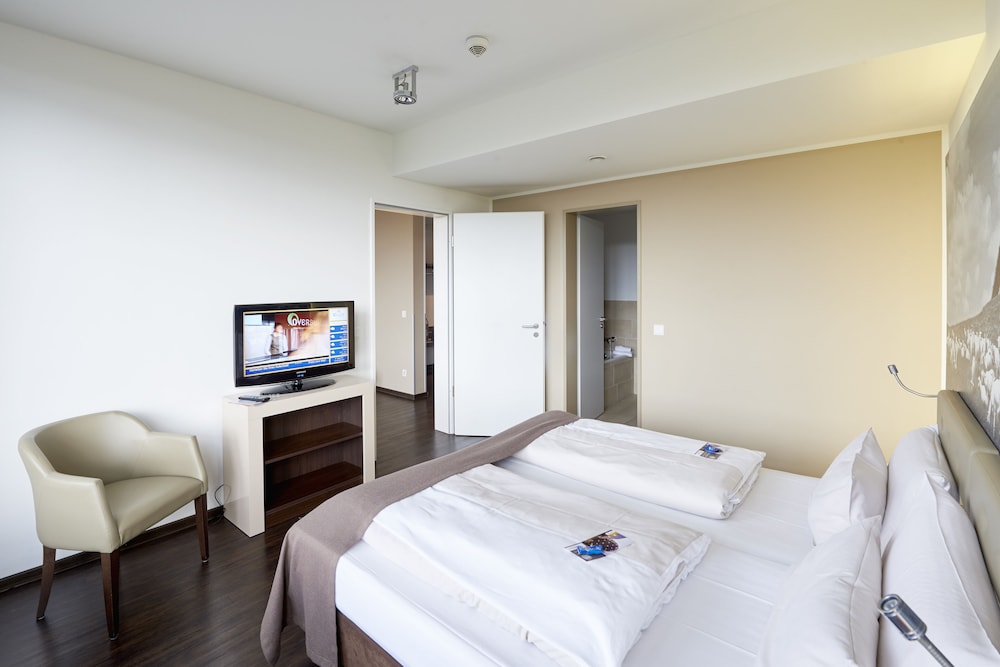 Suite - Photo 1