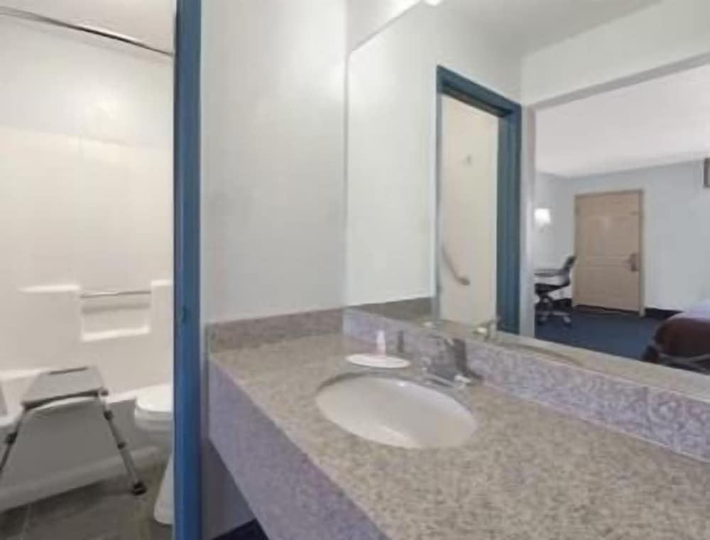 Room, 2 Queen Beds, Accessible, Non Smoking (Hearing Accessible) - Photo 9