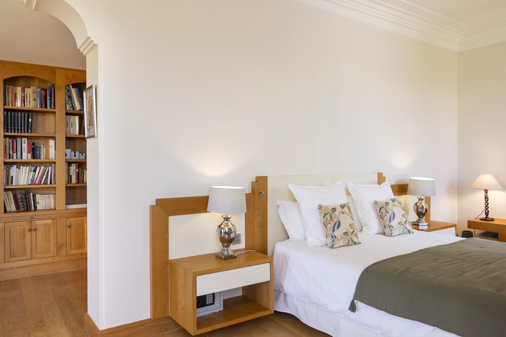 Suite, Ensuite photo 1