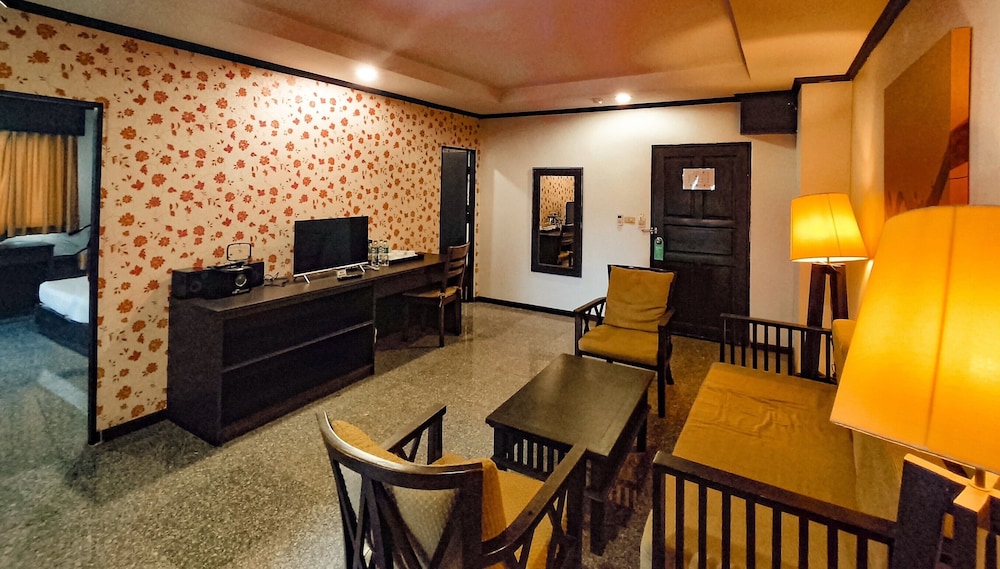 Family Room, 2 Bedrooms - Photo 8