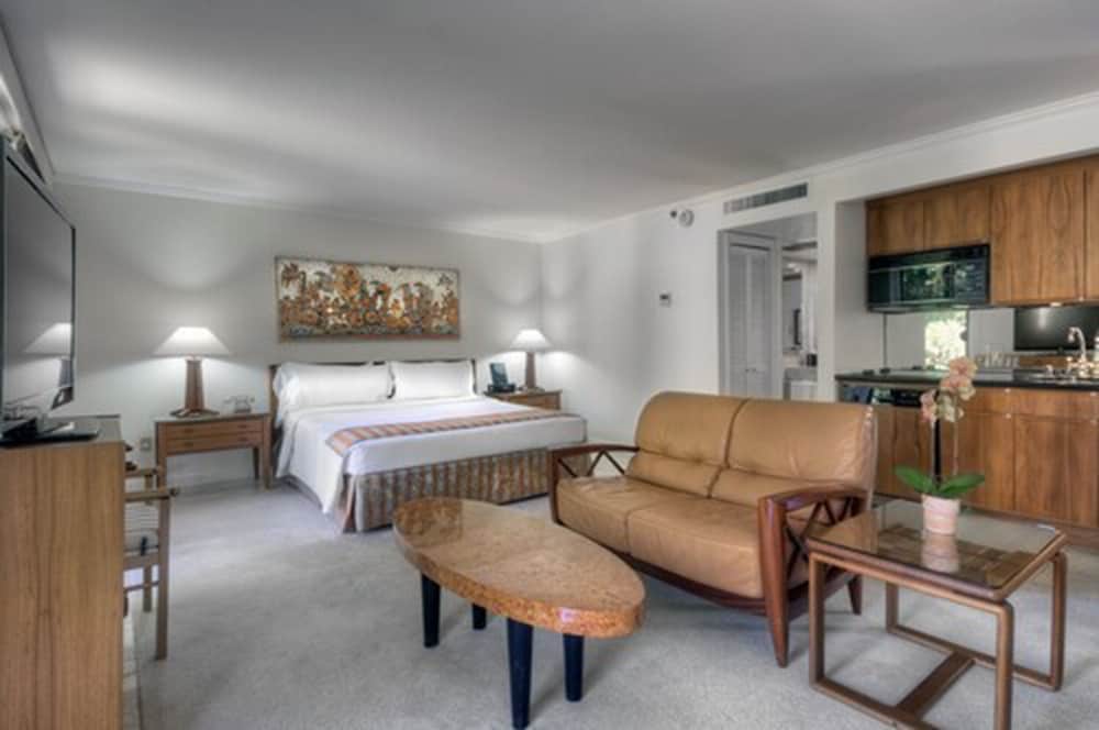 Executive Suite, 1 King Bed, Kitchen - Photo 3