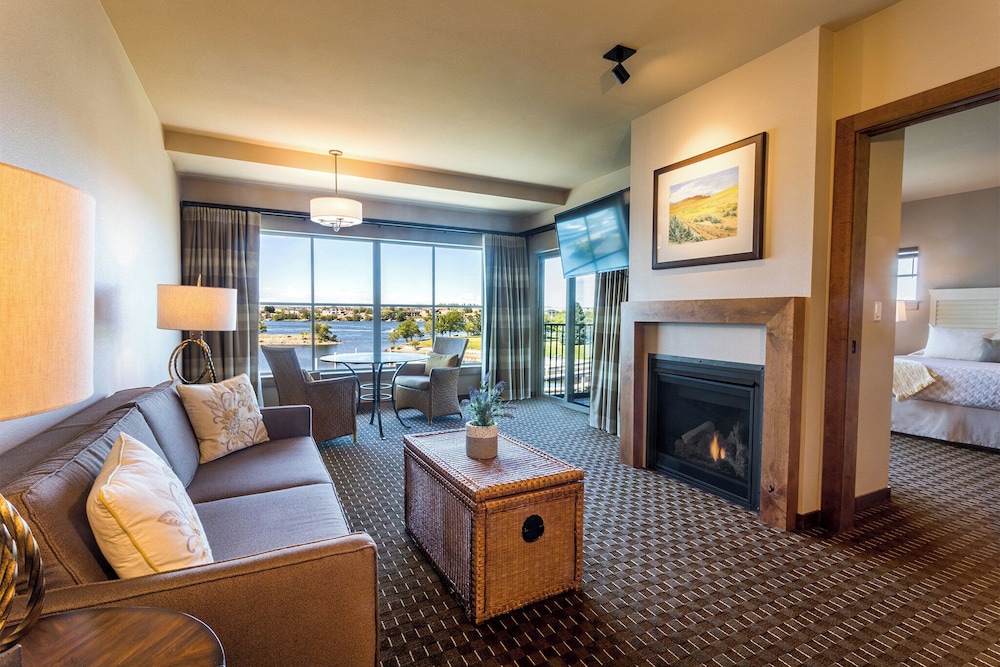 Riverfront King Suite photo 2