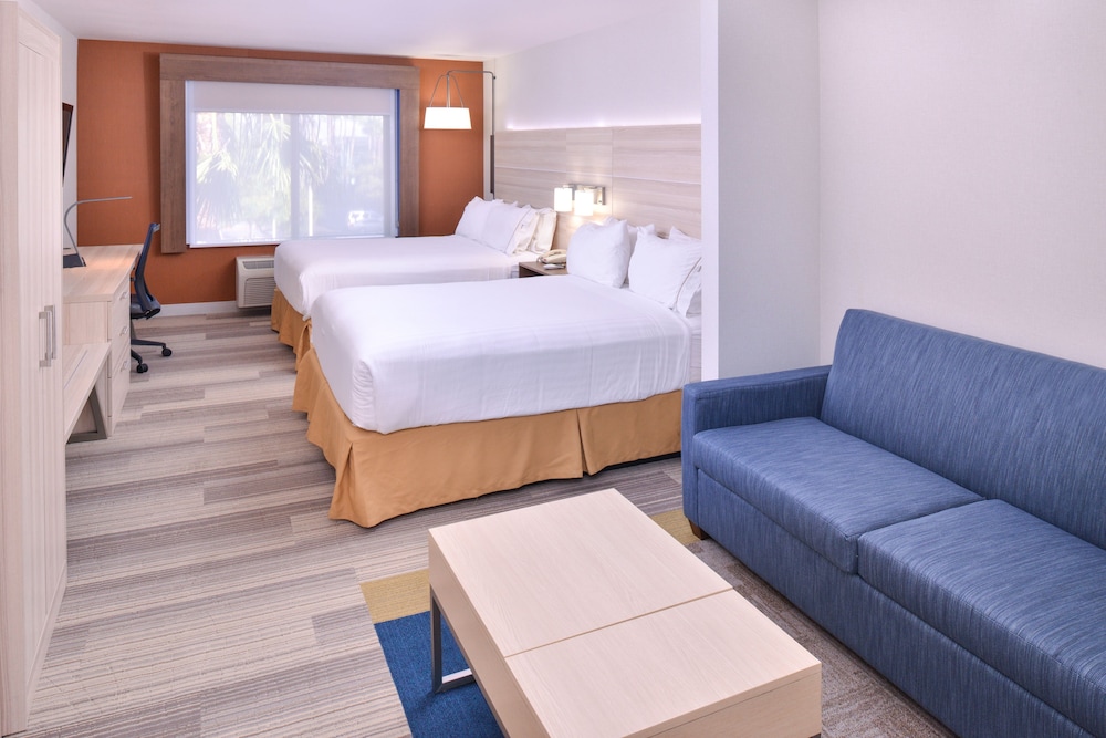 Suite, 2 Queen Beds - Photo 6