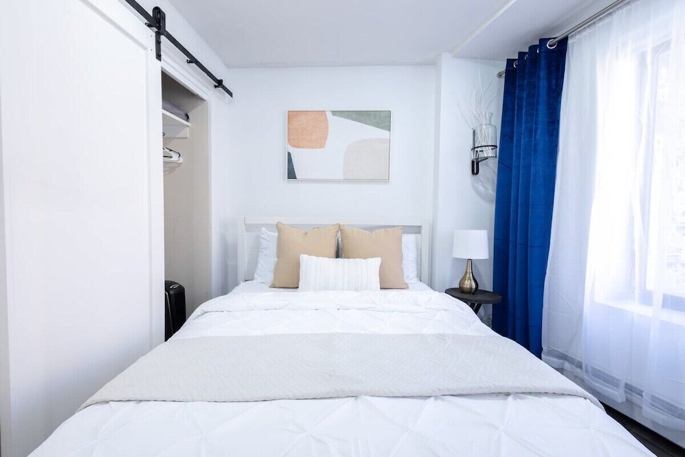 Studio, 1 Queen Bed, Balcony photo 2
