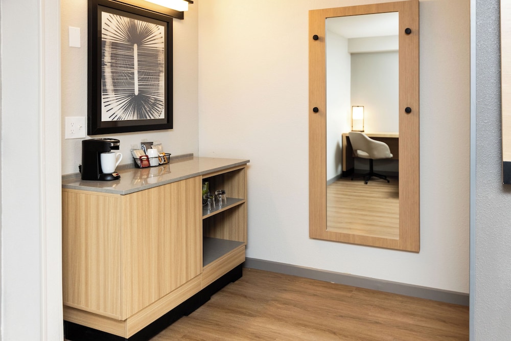 Room, 1 King Bed (High Floor) - Photo 3