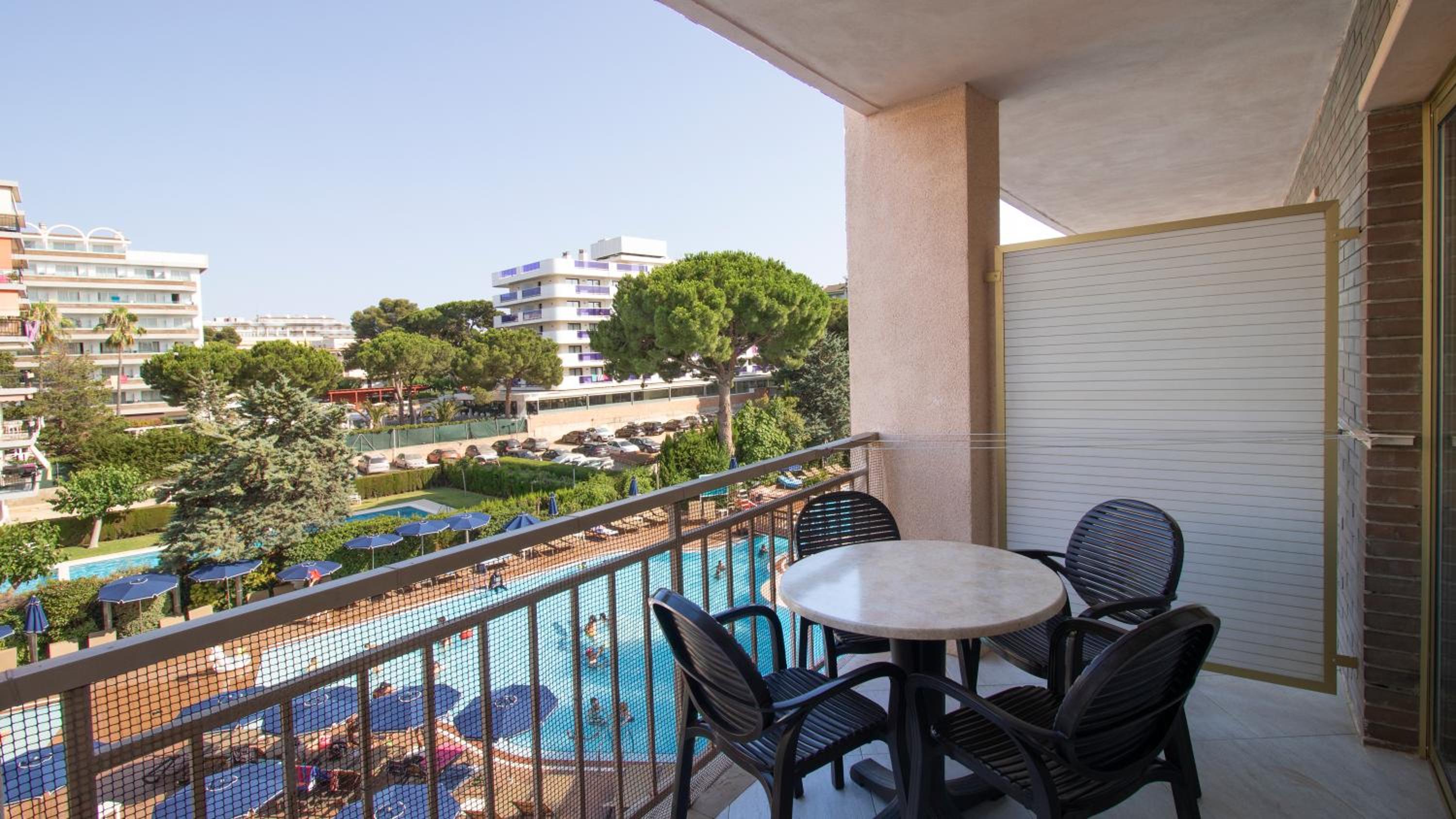 Family Suite with Pool View (4 Adults) photo 2