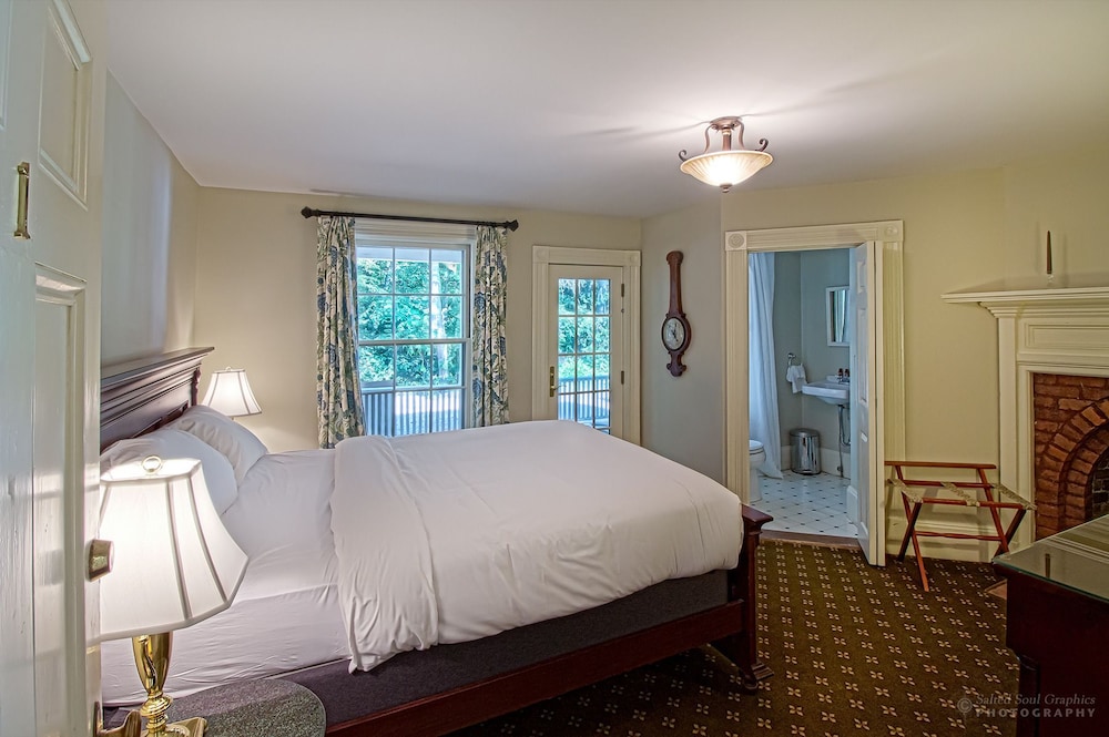 Calvin Coolidge Room, 1 Queen Bed, Private porch, Antique show fireplace, Library access photo 2