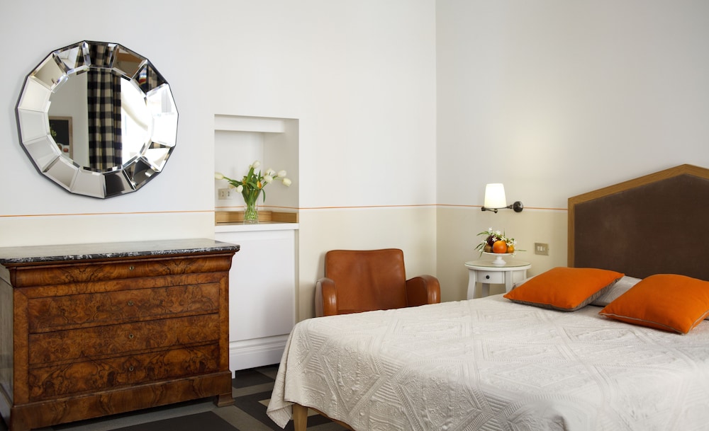 Deluxe Triple Room (Suite Colosseo Via della Croce 33) photo 2