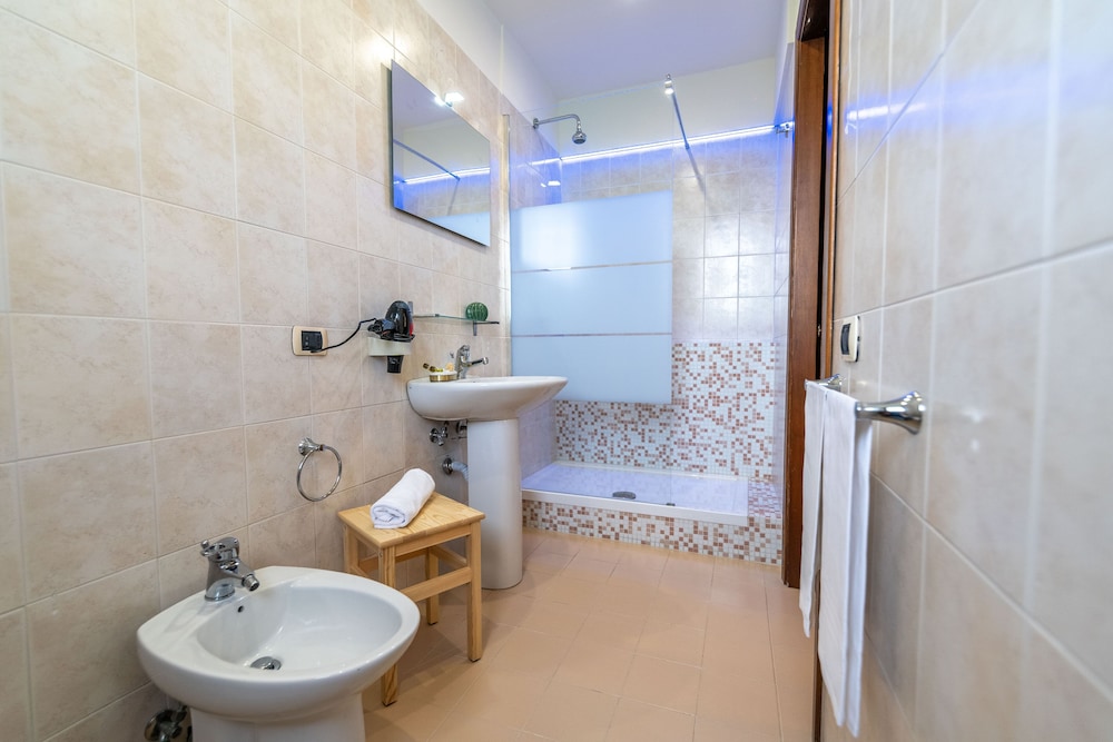 Classic Room, 1 Bedroom, Non Smoking, Ensuite - Photo 15