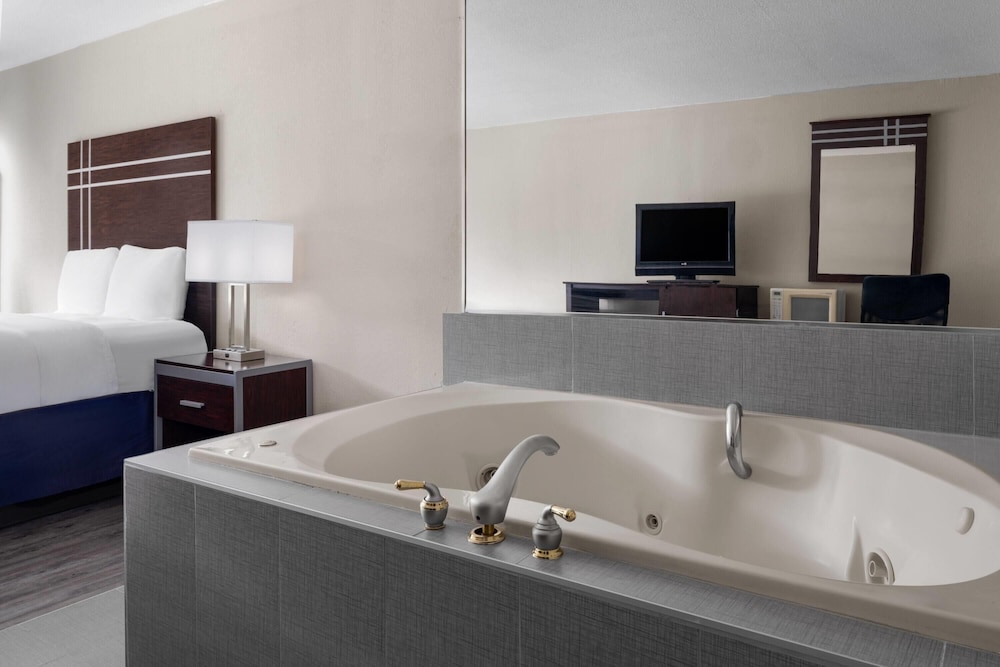 Room, 1 King Bed, Non Smoking, Jetted Tub - Photo 5